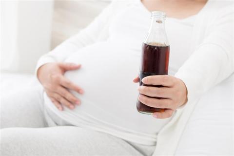 طبيبة تحذر: هذه المشروبات خطر أثناء الحمل